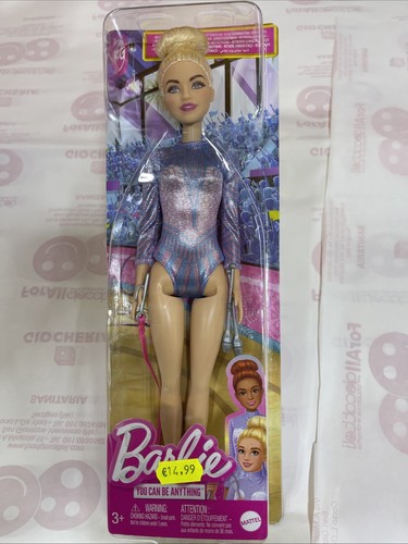 Barbie -Ginnasta, Bambola Bionda con Coloratissimo Body, 2 Bastoni e Nastro, Gio - Foto 1 di 7