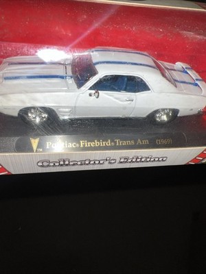 Road Signature Series 1969 Pontiac Firebird Trans Am White 1/43