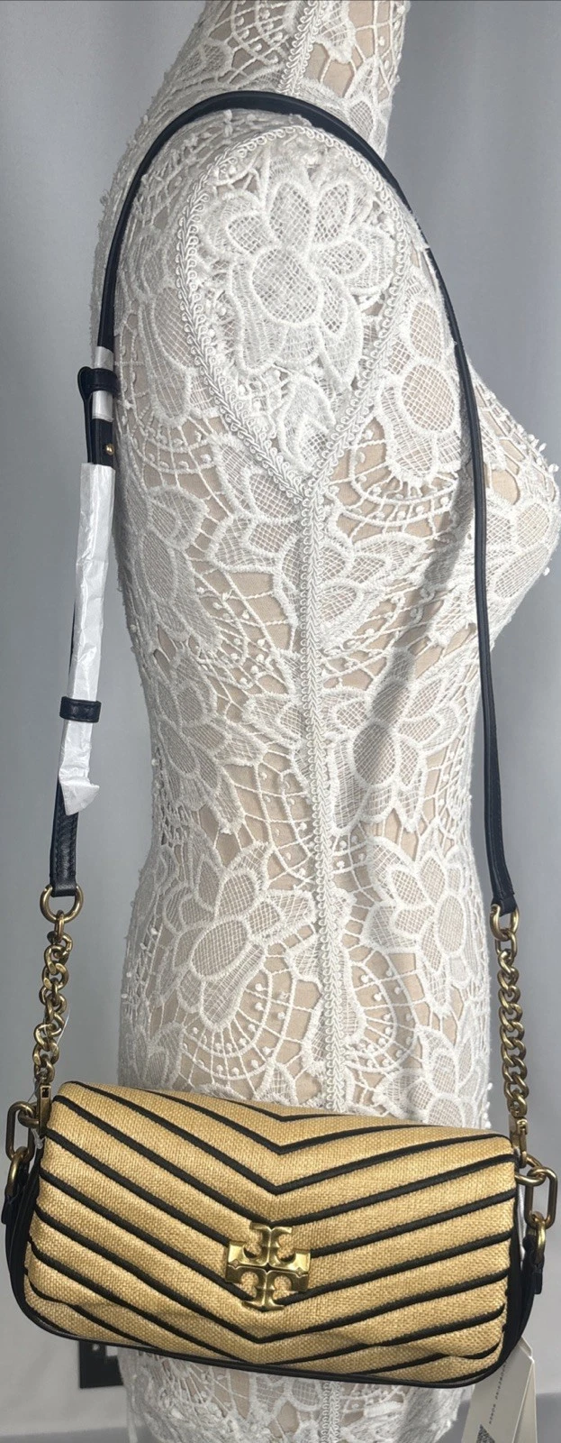 Borsa a tracolla Tory Burch Kira in morbida patta piccola colore naturale e nero