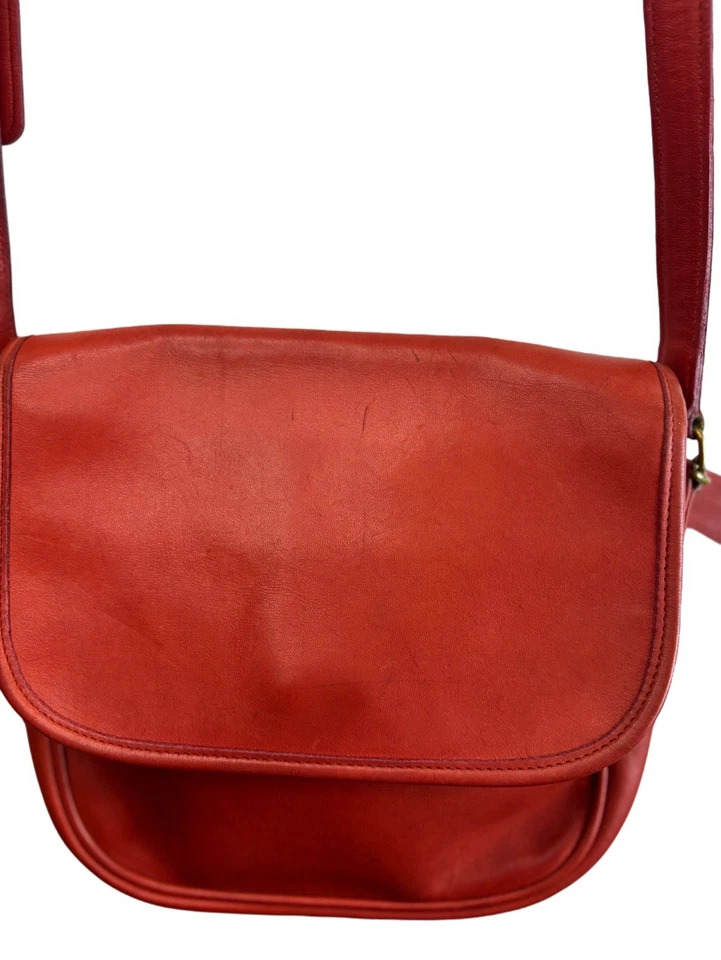 Bolso de montar Coach de cuero rojo de colección, bandolera cierre con solapa Legacy Foto 3 de 4