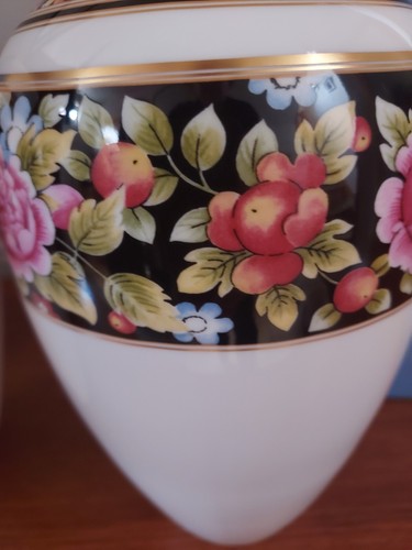 Pair Of Wedgwood China Clio design vases in original boxes Height 24cm - Picture 3 of 6