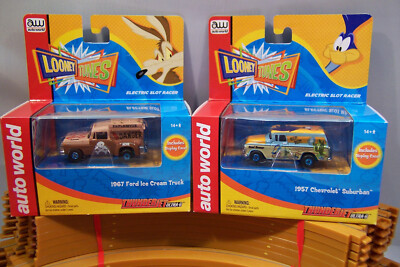 AUTO WORLD WILE E COYOTE vs ROAD RUNNER W/ 18ft PRO SLOT CAR RACE TRACK NEW 1/64