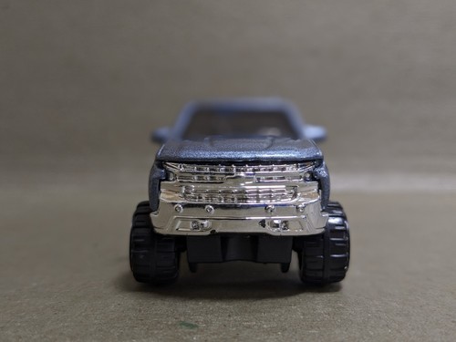 2019 Chevy Silverado Trail Boss 4x4 LT 1/64 Scale Diecast Collector Car - 第 3/4 張圖片