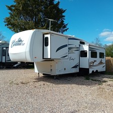 5th Wheel Caravan