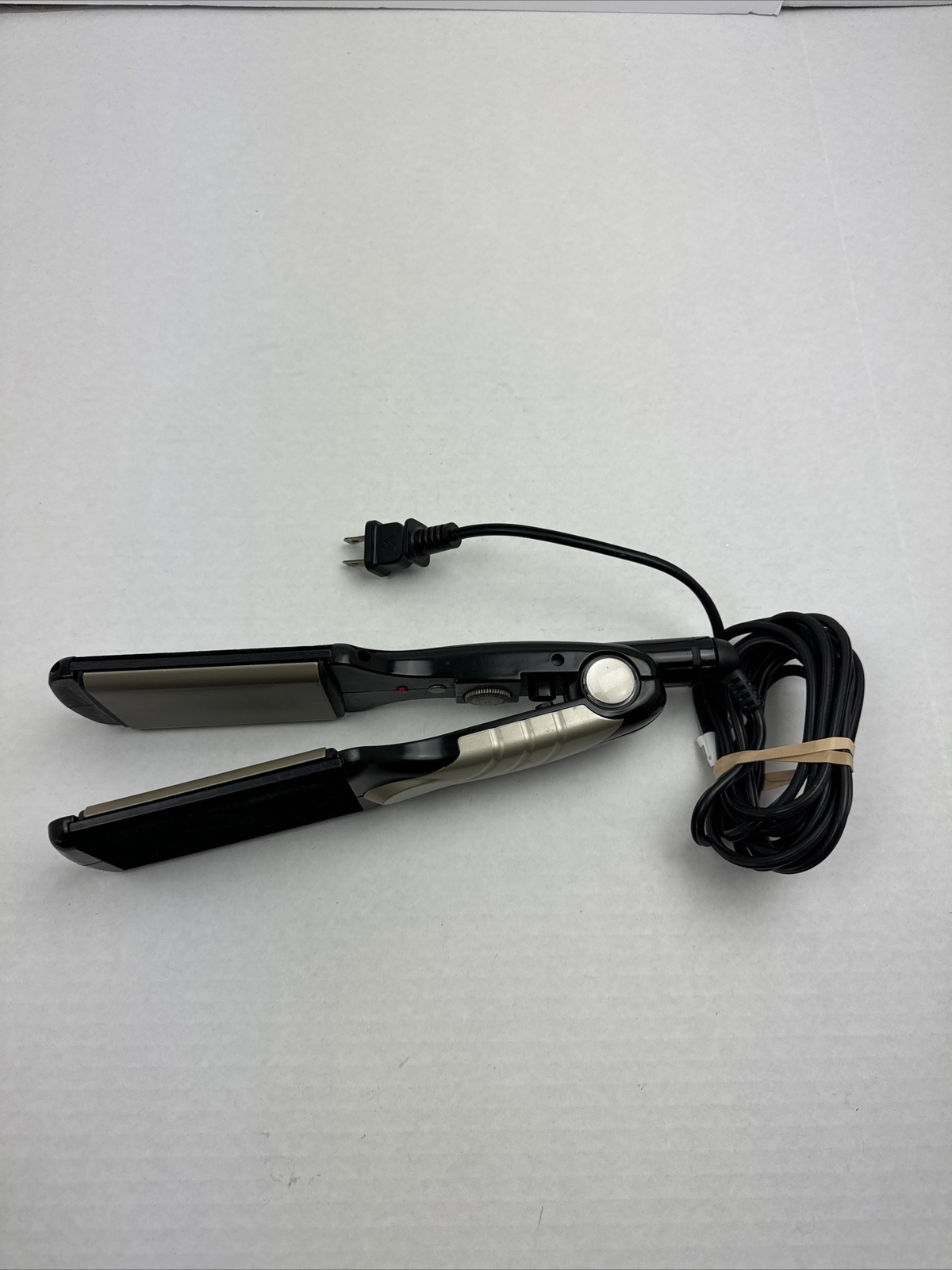 Jilbere De Paris Flat Iron JBTT3559 Black 2 1/2" W Hair Styling