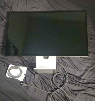 Apple 27'' Studio Display - Standard glass - Tilt-adjustable stand - Silver
