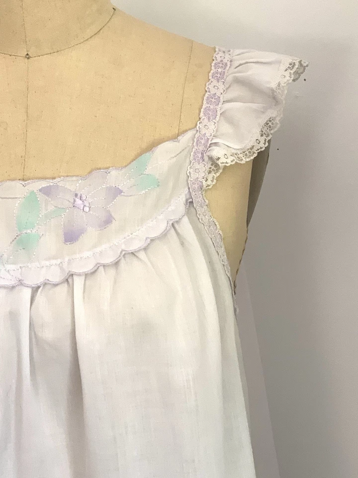 Camisón corto para mujer lavanda bebé muñeca con bordado y manga de gorra pequeño/mediano Foto 3 de 4