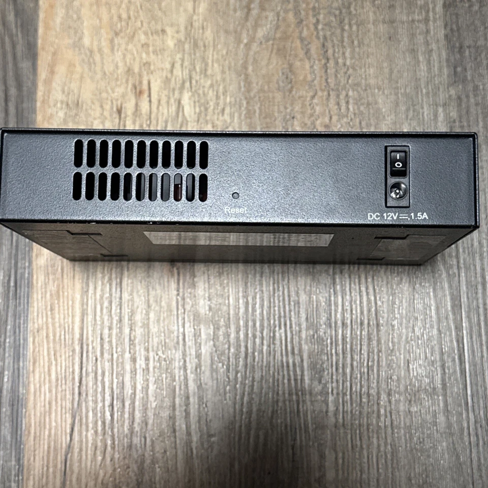 D-Link DSR-250 8 Port Gigabit VPN Router Tested Great Condition With Cord - Image 2 of 2