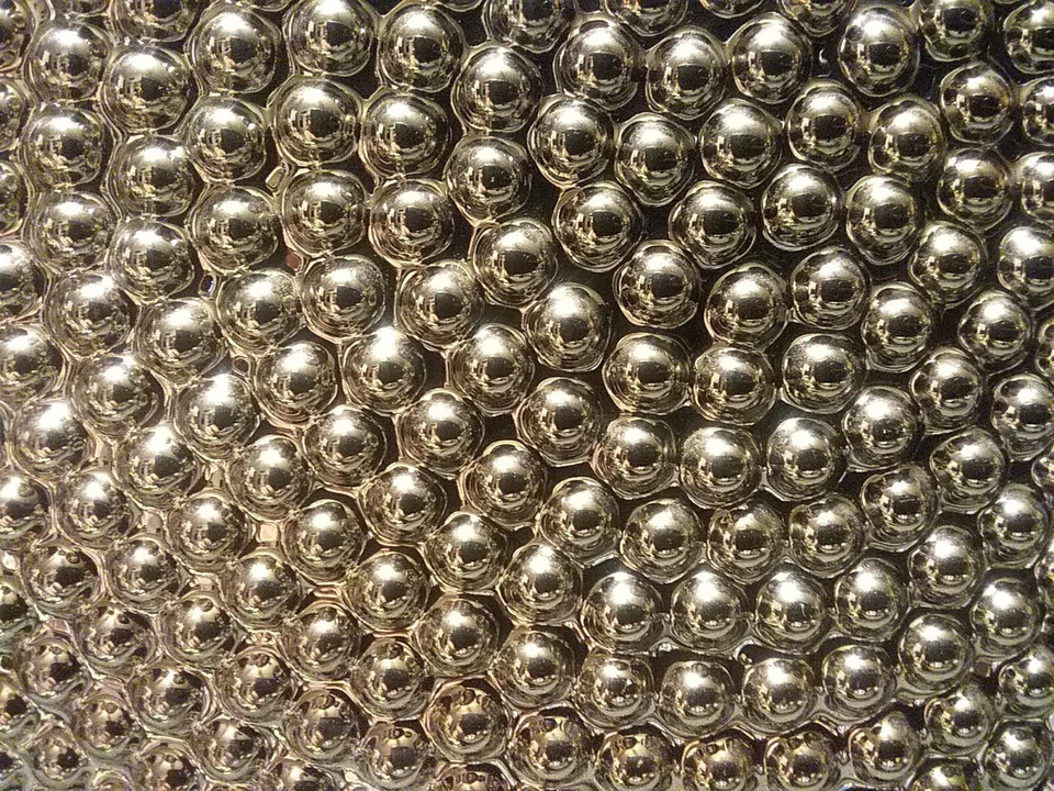 Jarrón elíptico de cerámica Urban Trends de colección de los años 90 acabado cromado con granos plateado nuevo de stock Foto 2 de 4