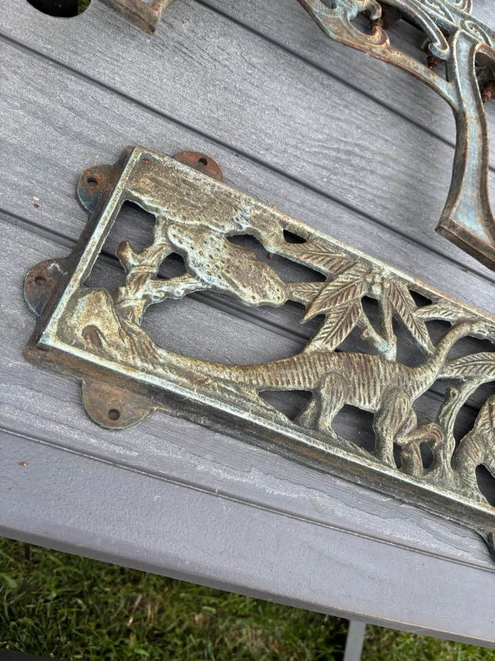 RARO Y DIFÍCIL DE ENCONTRAR Banco Infantil Dinosaurios Hierro Fundido De Colección Parte Trasera y Laterales Foto 2 de 4