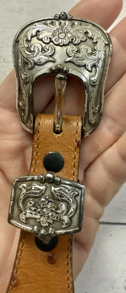 Cinturón Justin Western Talla 30 Top Grano Cuero de Vaca con Conjunto de Hebilla Floral Plateada EE. UU. Foto 3 de 4