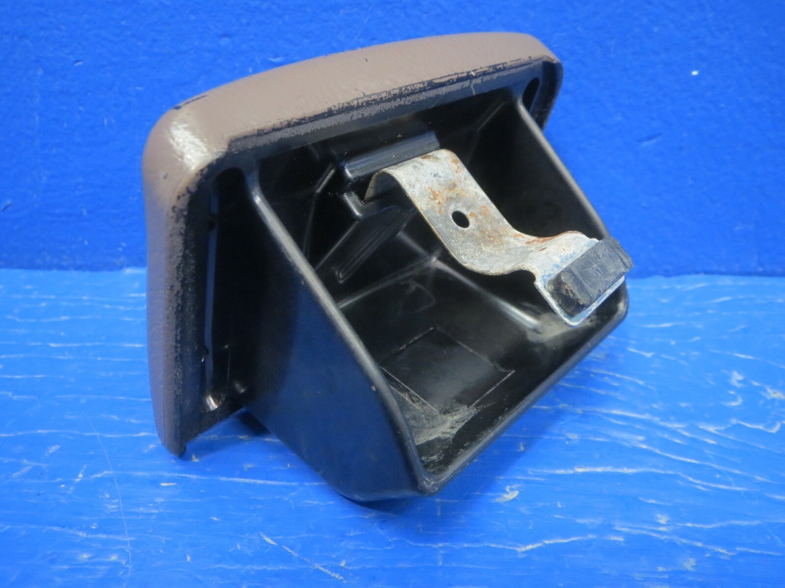 2000 TOYOTA 4RUNNER CENTER CONSOLE REAR ASH TRAY ASHTRAY BROWN OEM B16