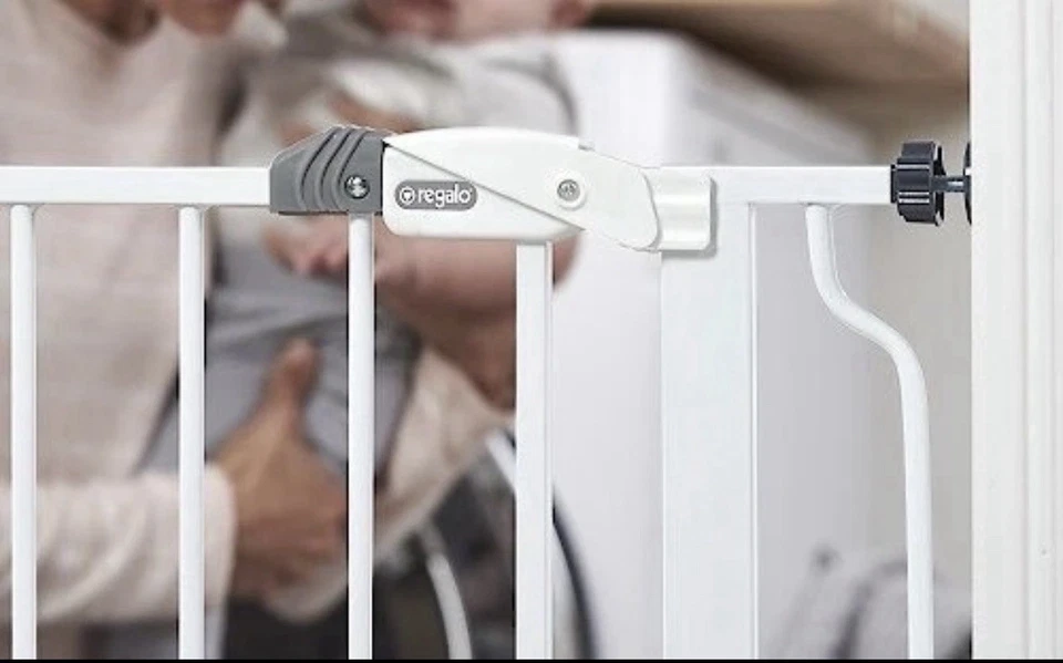 Puerta para bebé Regalo de 38,5 pulgadas fácil paso a través  Foto 4 de 4