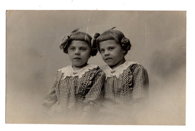 Foto AK Mädchen Zwillinge Portrait Vintage Jugendstil um 1900 (B1 111)