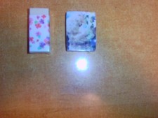2 RADIRERGUMMIS UNBENUTZT (RECHTS TEDDY, LINKS BLUMEN)