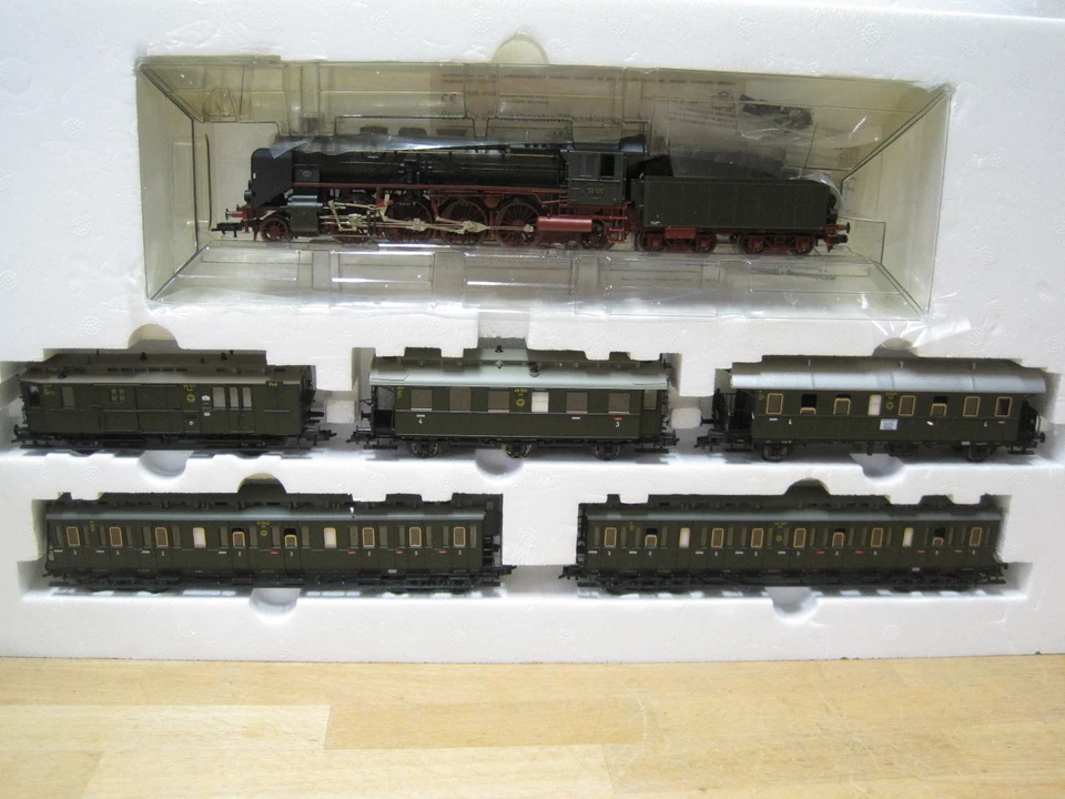 Fleischmann  1897K DR Personenzug  mit der OVP Zug ist wie neu  2te