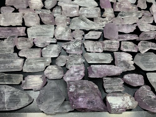 560-Grams Natural Kunzite Crystals / Rough Kunzite Crystals Lot From Afghanistan - Picture 7 of 20