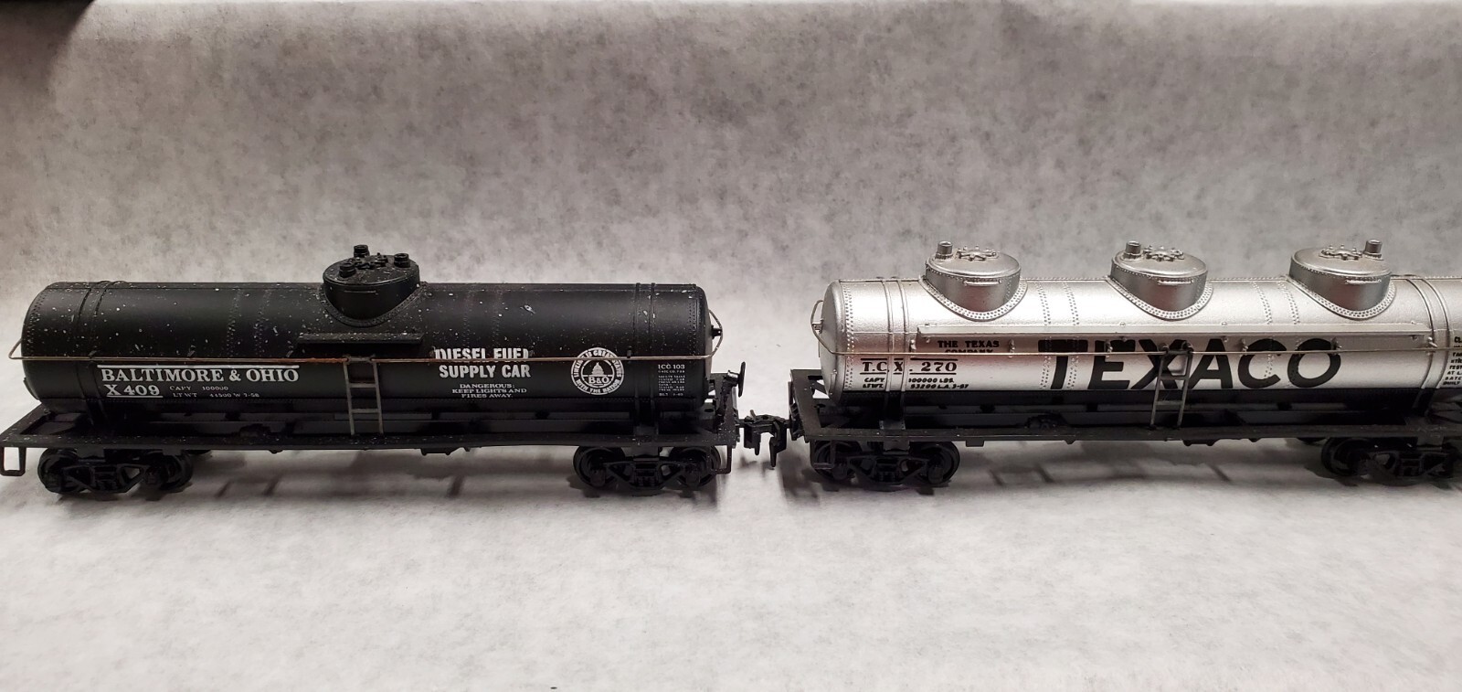 Lot of 2 Athearn HO Scale Tank Cars 1501 (Texaco 3dome) & 1577 (40
