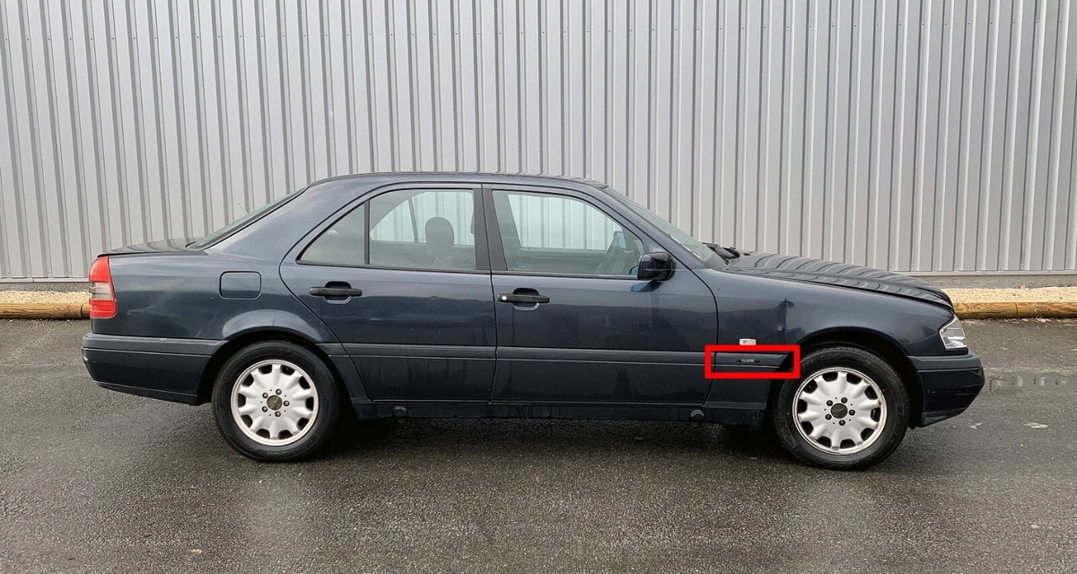 Leiste Kotflügel Vorne Rechts AVD Mercedes Klasse C C180 W202 1.8i 