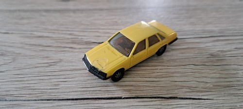 787 Spur H0 1:87 Herpa Opel Senator 3.0 E gelb Motorhaube mit Kleberfleck