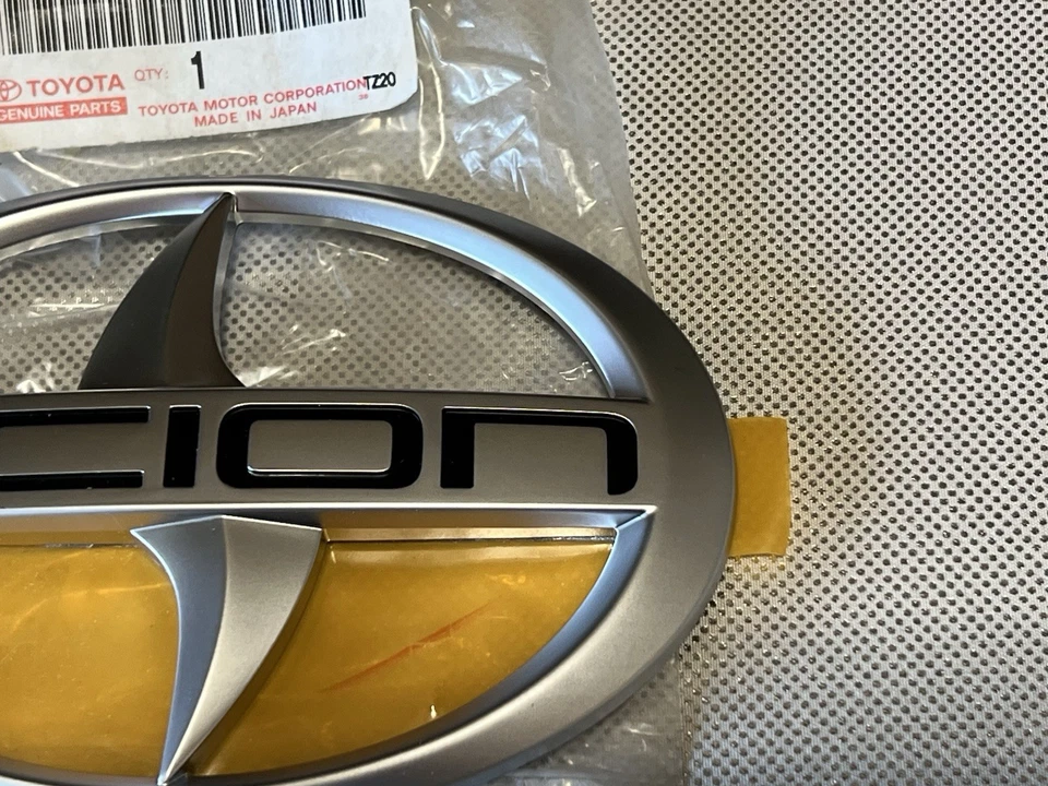 Emblema de maletero Scion Xa 2004-2006 genuino OEM 75441-52050 Foto 3 de 4
