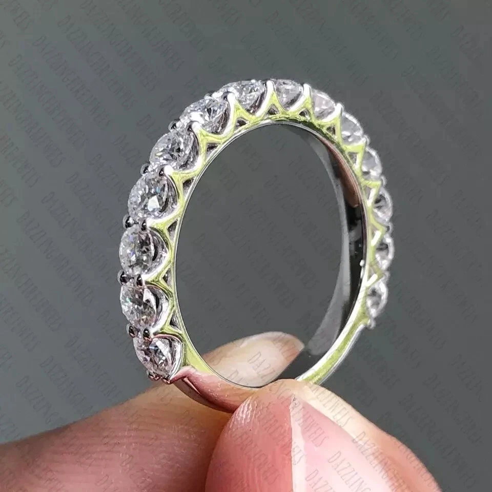 Anillo de compromiso banda de eternidad moissanita corte redondo de 3 mm enchapado en oro blanco de 14 k Foto 3 de 4