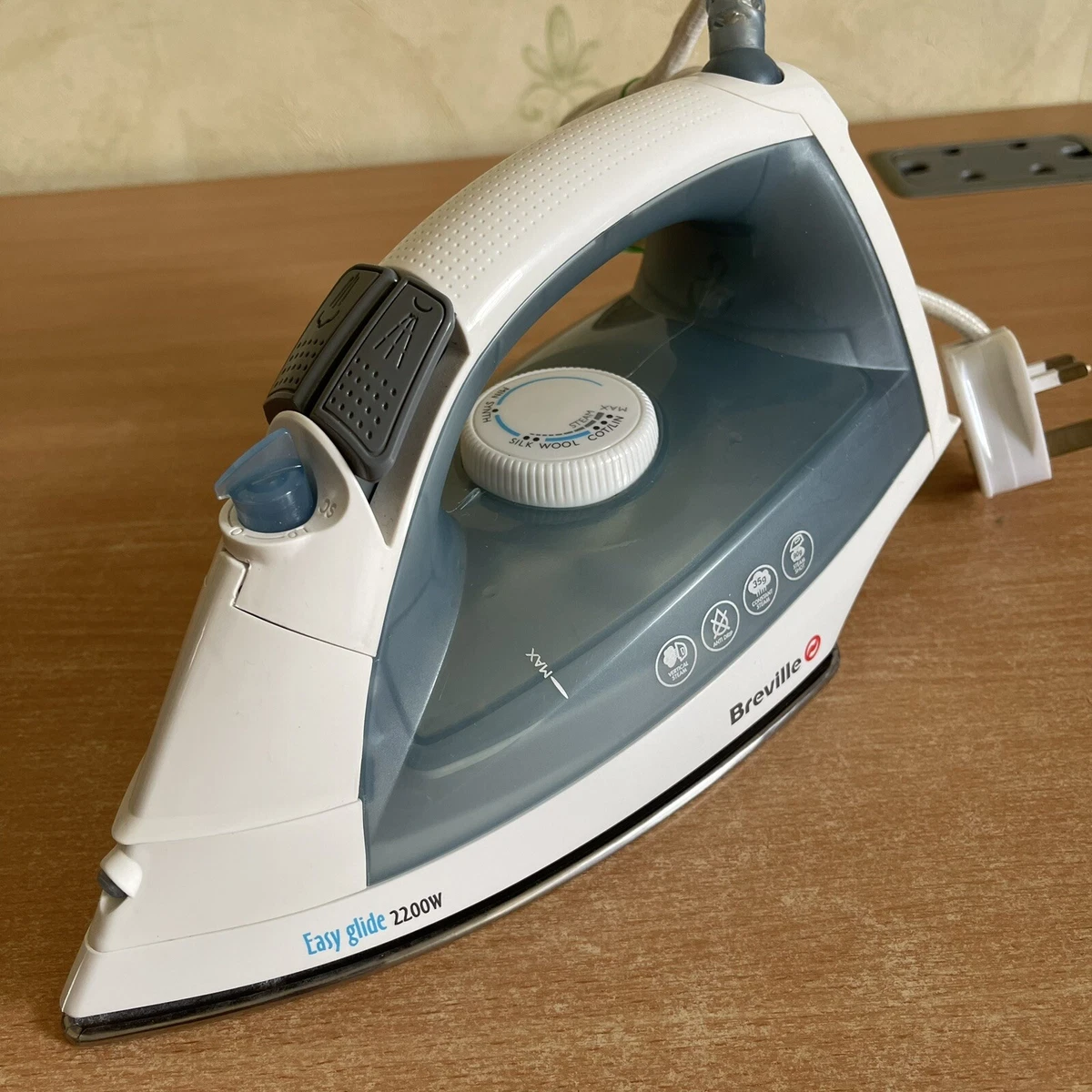 Breville Easy Glide 2200w Steam Iron VIN225 Vertical Constant Steam Options