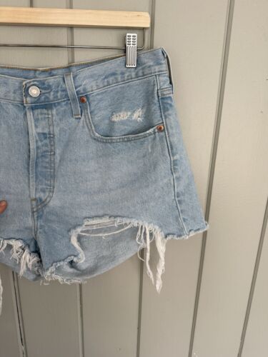 Pantaloncini Levis 501 32 Denim lavaggio chiaro bottoni fly cut off invecchiati - Foto 2 di 5