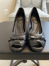Women  s black pumps I    comfort shoes size 7