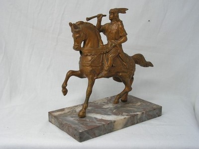 GROSSE SCHWERE ANTIKE ART DECO BRONZIERTE SKULPTUR EINES AZTEKENKRIEGERS ZU PFERD
