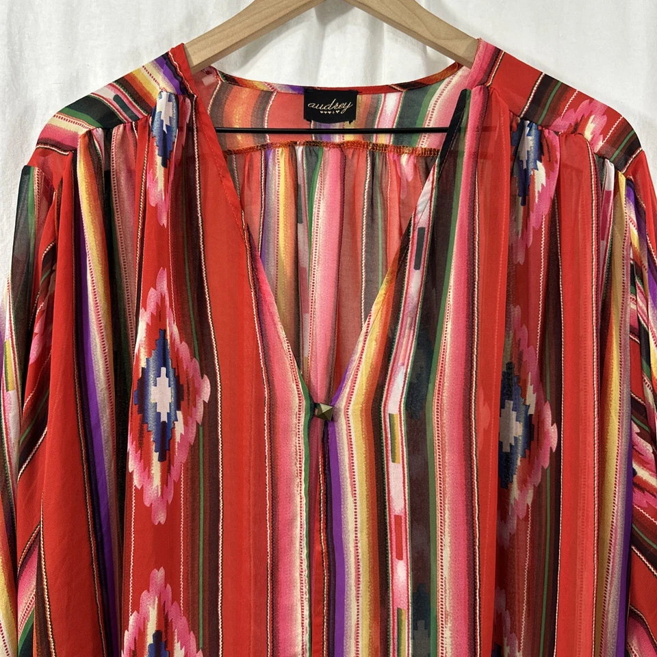 Top Audrey Rojo Suroeste Azteca Transparente Botón Único Gran Tamaño O/S Colorido Foto 4 de 4