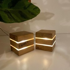 Cube lumineux LED en bois de chêne – Lampe design futuriste artisanale