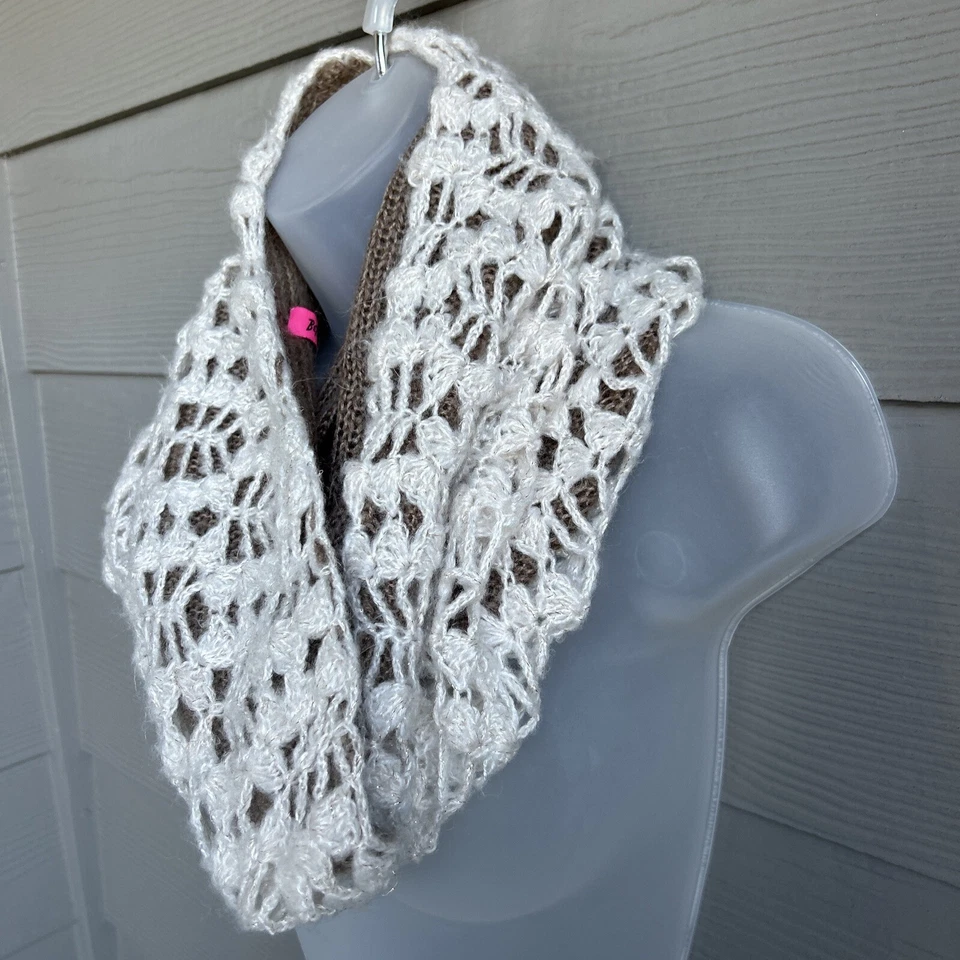 Cachecol Betsey Johnson grosso infinito bege robusto malha crochê quente costeiro - Imagem 2 de 4