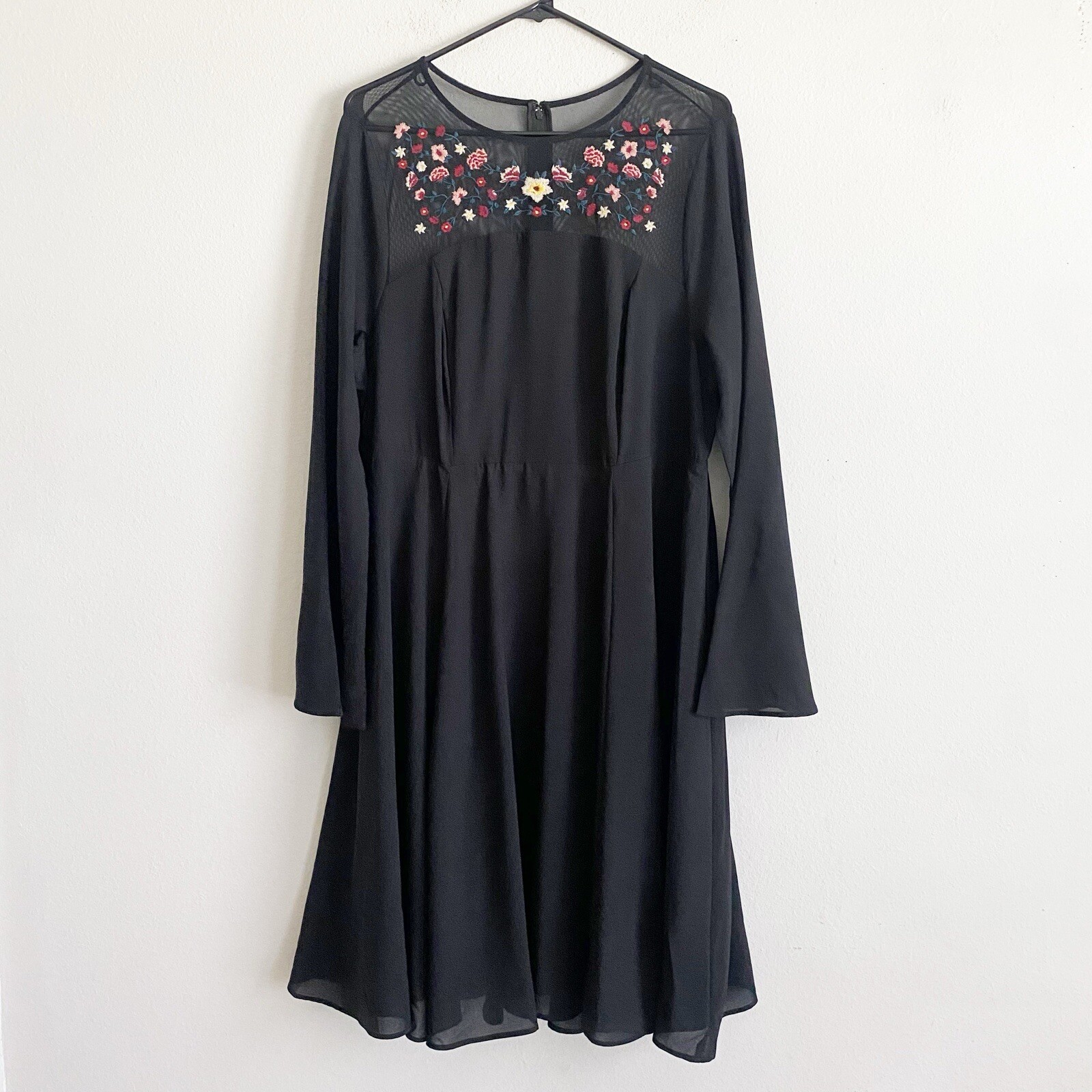 Torrid Women’s Wide Batwing Sleeve Embroidered Dress Black Knee Length Size 14