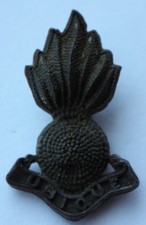 WW2, British Army, Plastic Economy Issue, Royal Artillery Collar Badge. (O166)