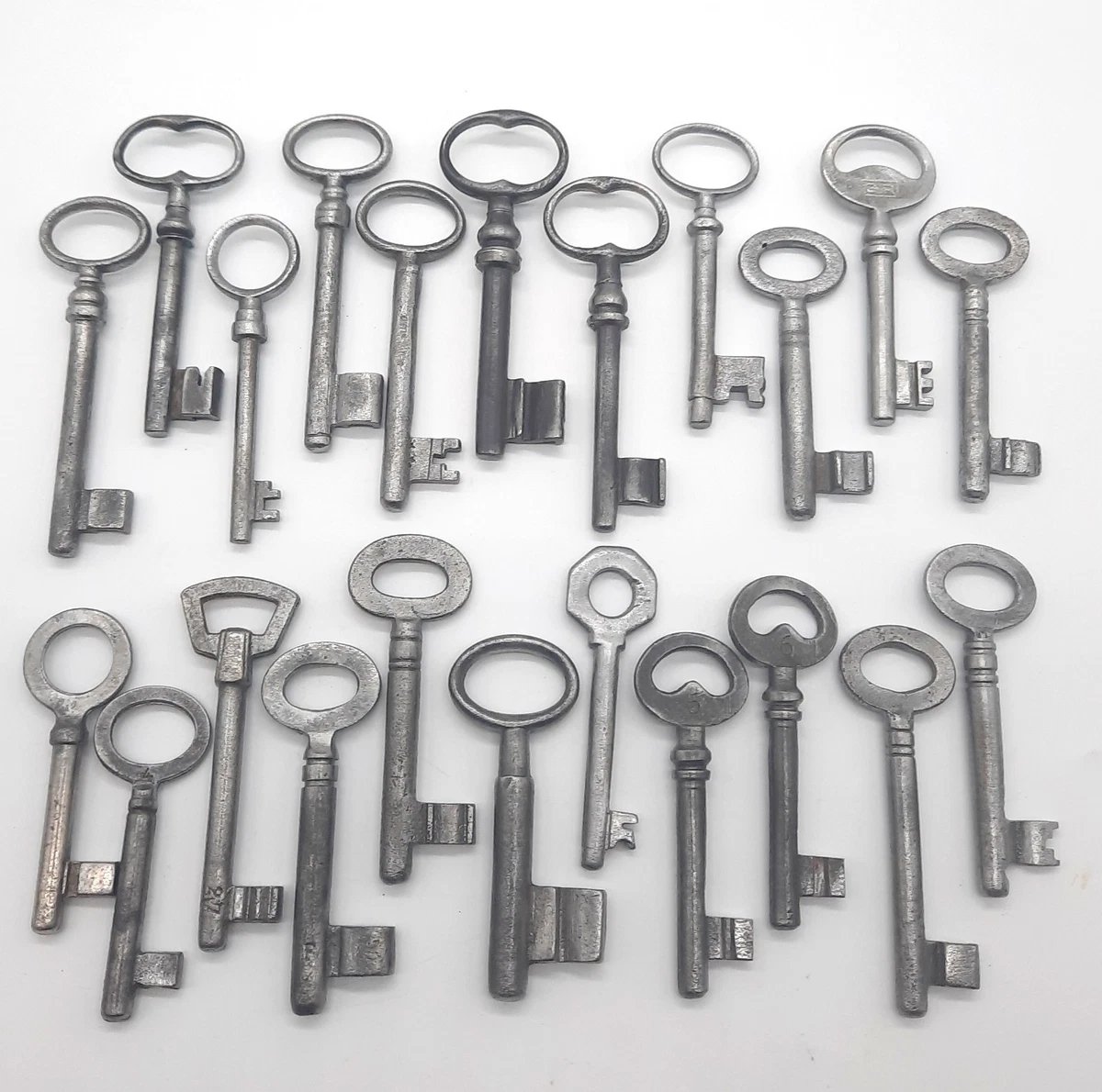 Lot De 12 Anciennes Clés De Serrure En Fer - Longueur 9 à 16 Cm, Décoration Vintage Et Brocante