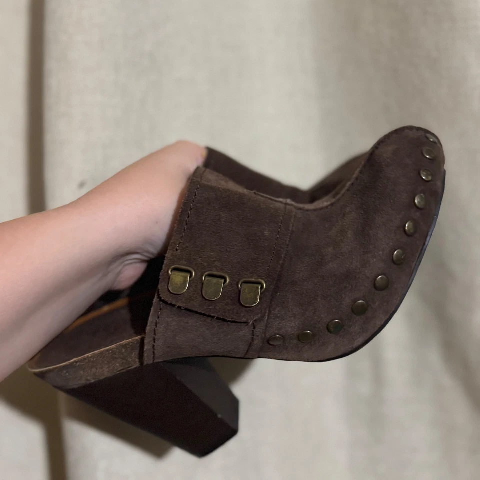 Zuecos de mulas Nine West Vintage America marrón chocolate gamuza tacón tachonado Foto 3 de 4