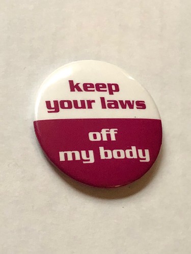 Pin de botón vintage Keep Your Laws Off My Body derechos humanos - Imagen 2 de 3