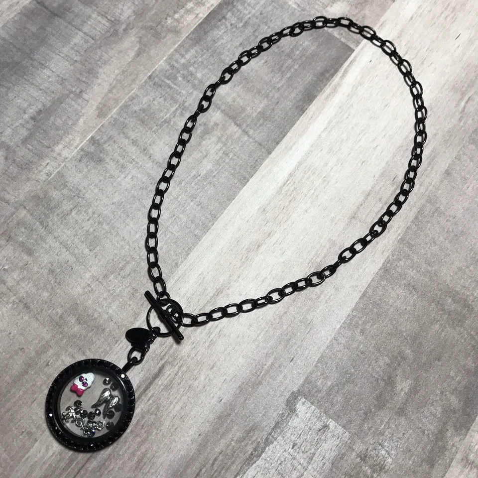 Collar Punk Motociclista Origami Negro Alas Calavera Swarovski Foto 3 de 4