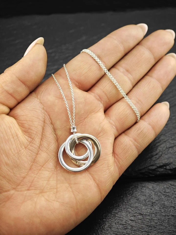 Ожерелье из чистого серебра с переплетающимися кругами золотистого цвета Tiffany & Co. - Изображение 2 из 4
