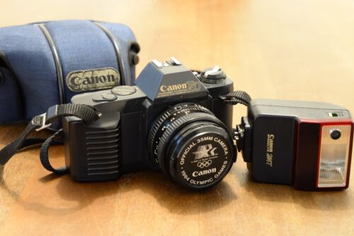 Canon T50 Olympic Games 35mm Film Camera Kit + 50mm FD f/1.8 + 244T Flash + Case - Afbeelding 1 van 12