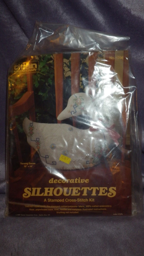 Kit de siluetas de punto de cruz estampadas de ganso giratorio 12" x 14" nuevo en paquete Foto 3 de 4