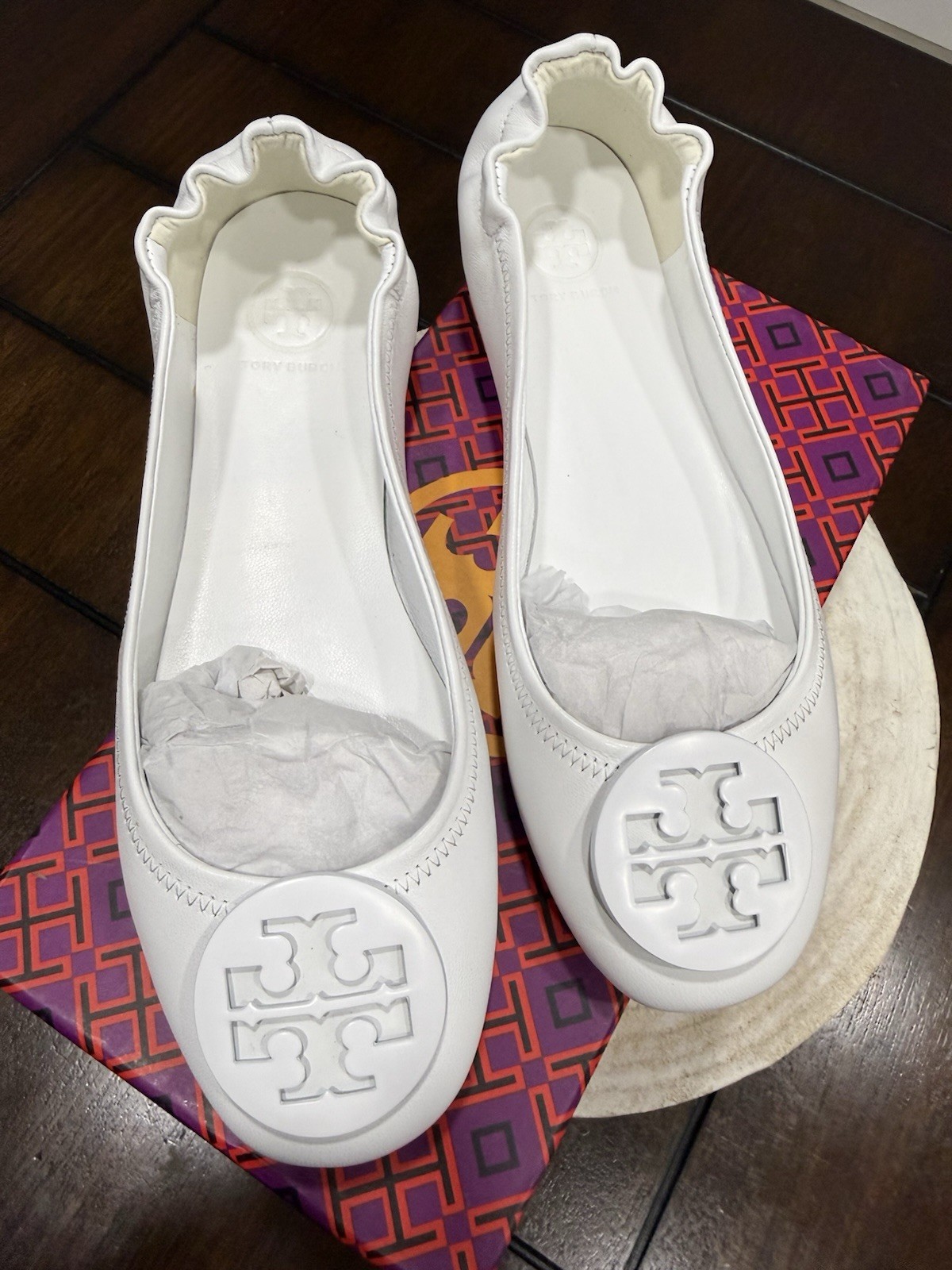 Tory Burch Minnie Travel Ballet Flats White Leather Tonal Logo Sz 39 Sz 8.5 NEW