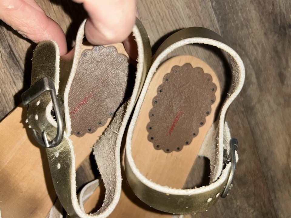 Sandalias zueco de madera sueca de cuero mezcla dorada Hanna Andersson para niñas talla 31/12,5 Foto 3 de 4