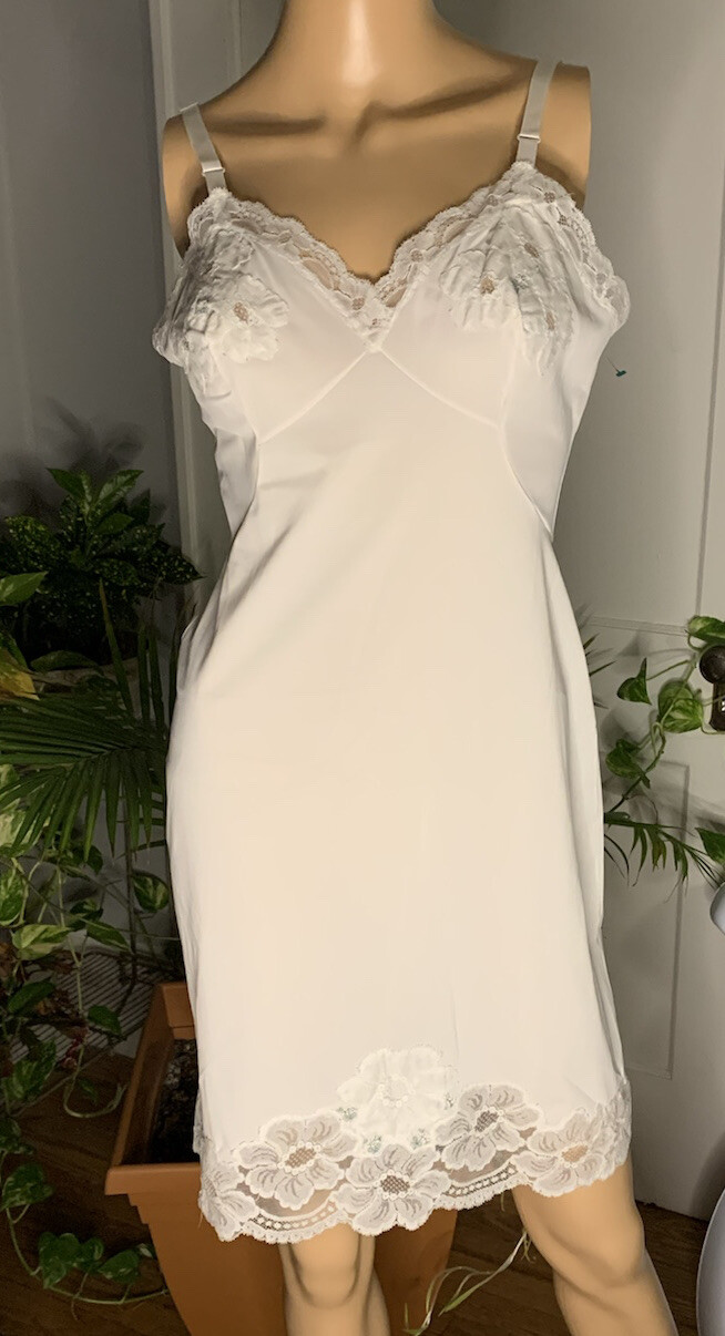 Shadowline 32 short vintage full slip embroidered lac… Gem