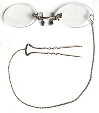 ANTIQUE SPRING PINCH GOLD TONE WIRE RIM GLASSES WITH 9" CHAIN AND CLIP