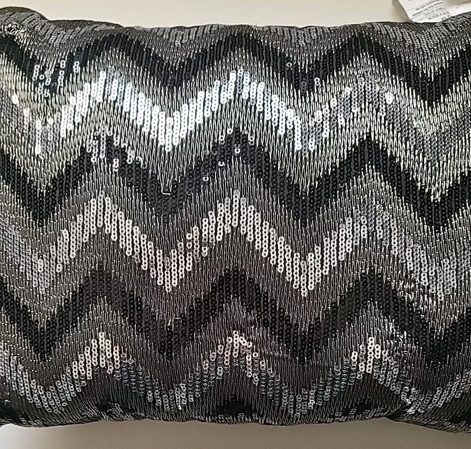 Almohada de lentejuelas oblonga negra y plateada con lentejuelas Foto 2 de 4