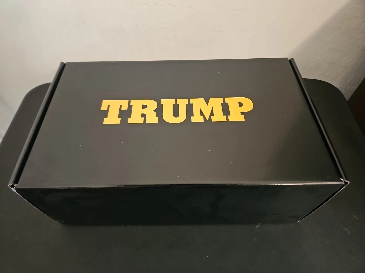 Donald Trump "Never Surrender" Gold Low Top #503/1000 M10/W11.5 - FREE SHIPPING
Opens in a new windo