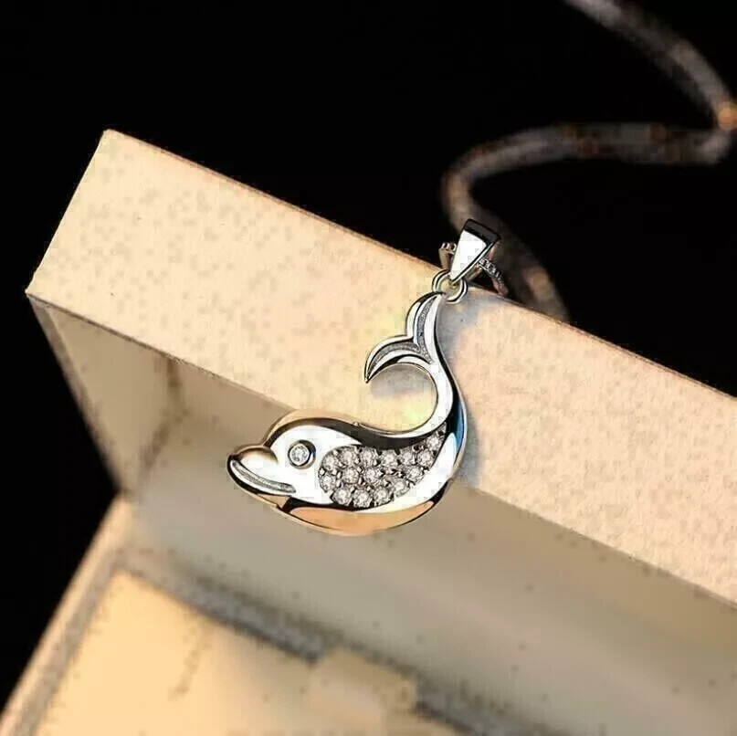 Bonito colgante "delfín" de diamantes de corte redondo de 2 quilates enchapado en oro blanco de 14 quilates