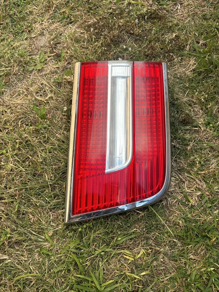 Luz trasera interior izquierda lado conductor Lincoln Navigator 2007-2014 Foto 3 de 4